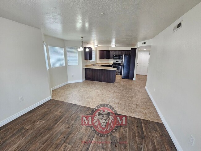 Foto del edificio - Great Ground-Level 3 Bed 2 Bath Sandy Condo!