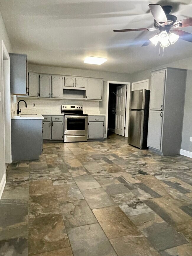 Building Photo - 135 Tripp Ln