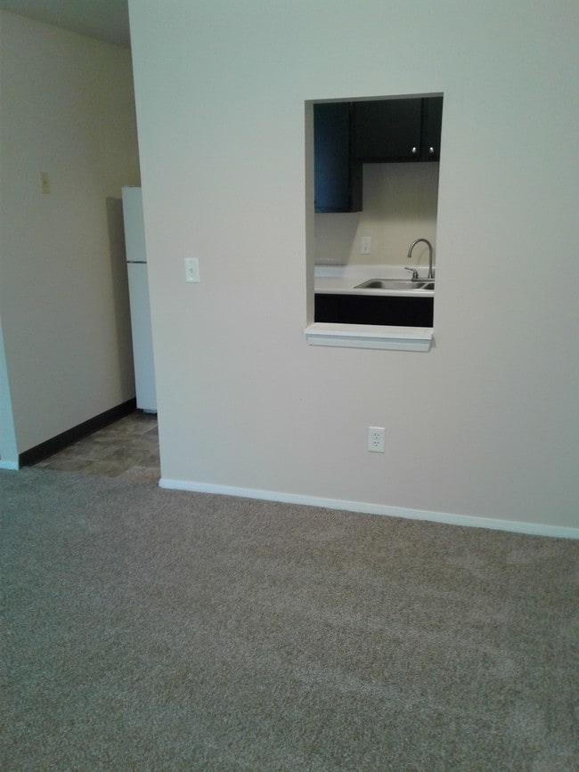 entry to kitchen - Twin Gables Apartments