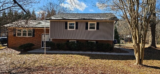 Building Photo - 1010 Lewisville Clemmons Rd