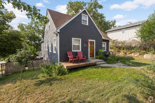 Building Photo - 869 Arkwright St N
