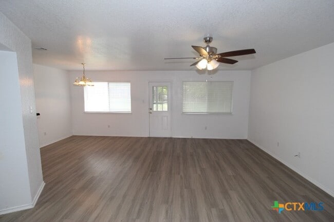 Building Photo - 301 Mesquite Cir