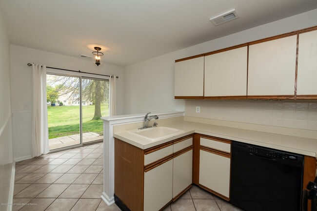 Building Photo - 17 Saddle Ct