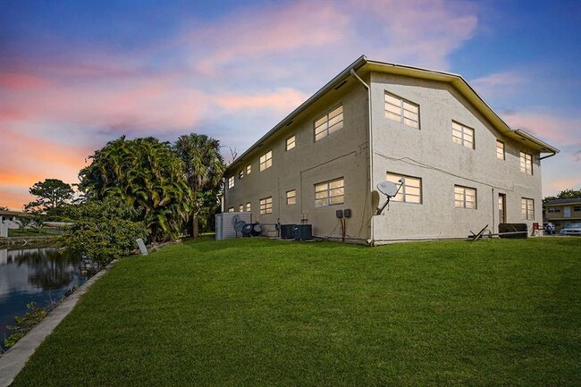 Foto del edificio - 461 Sunshine Dr