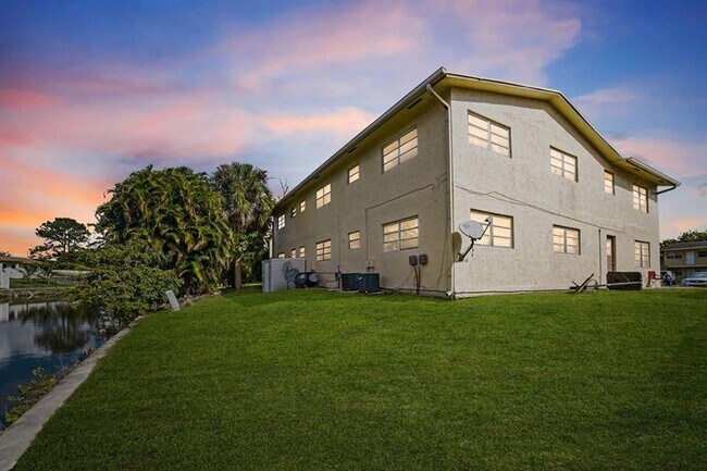 Building Photo - 461 Sunshine Dr