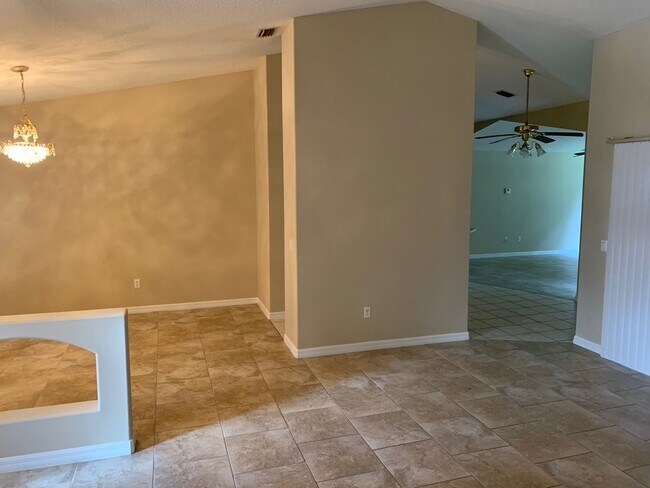 Building Photo - Beautiful 4-Bedroom, 2-Bath Home with Fenc...