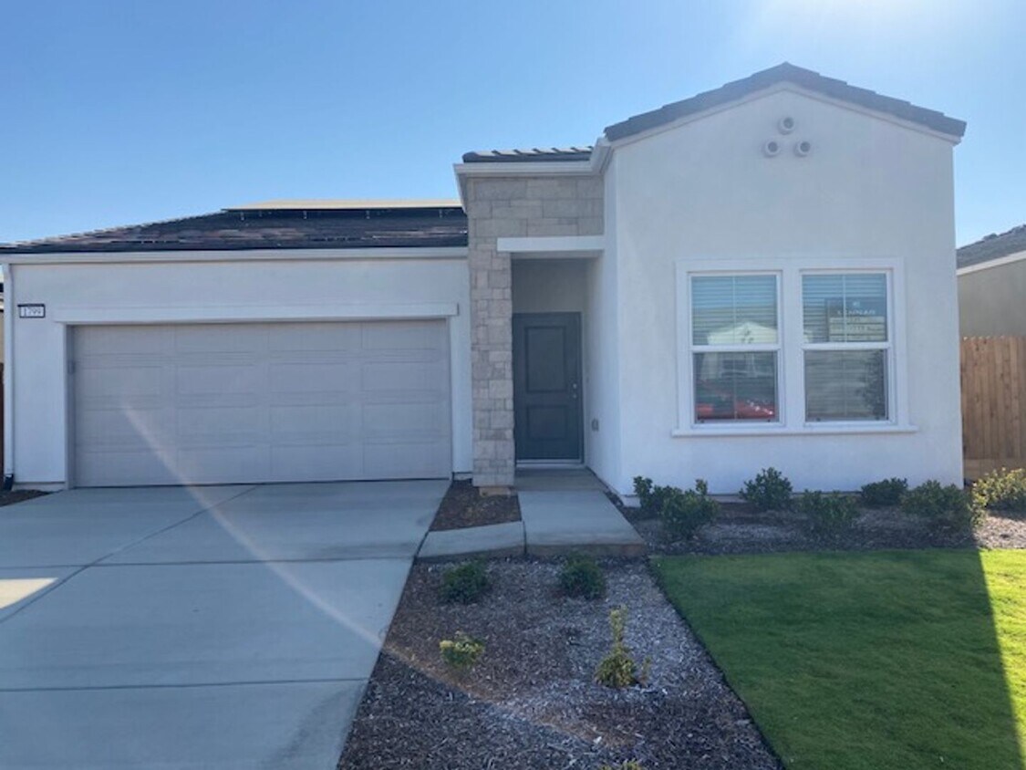 Foto principal - Beautiful 4BR Single-Level Home in Madera’s New Community!