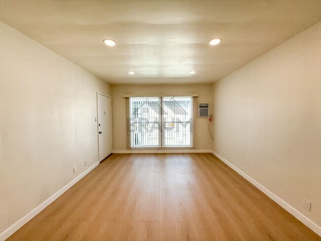 Foto del edificio - 7333 Woodman Ave