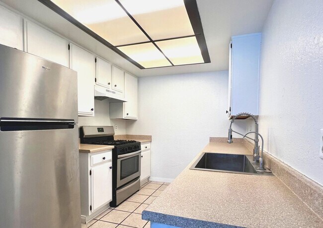 Foto del edificio - 1380 W 48th St