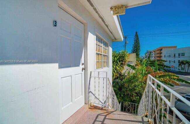 Foto del edificio - 7800 Byron Ave