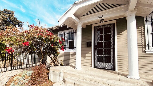 Foto del edificio - 1208 N Bronson Ave