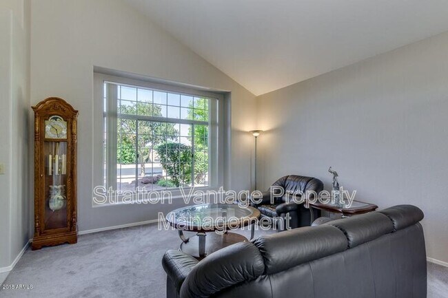Foto del edificio - 951 N Kenwood Ln