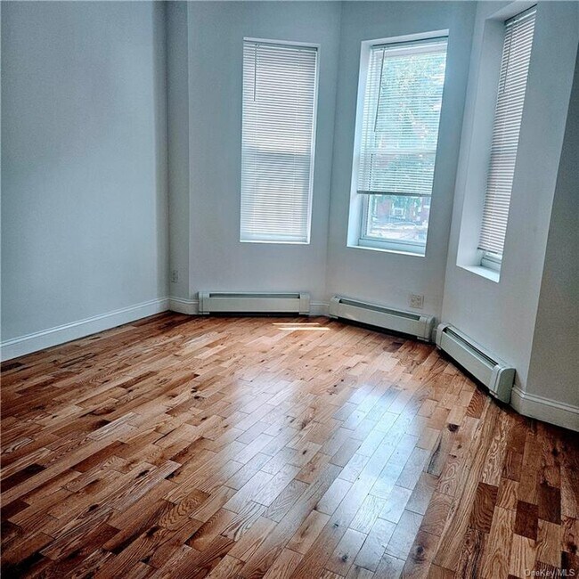 Foto del edificio - 361 E 198th St