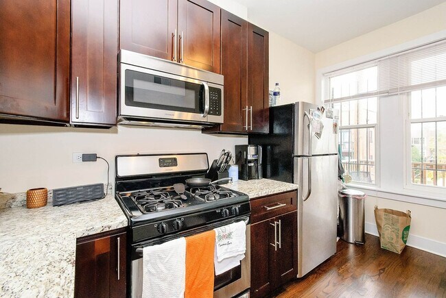 Building Photo - Top Floor, 2bed/1bth W/Outdoor, Wicker Park,  Avail 9/1