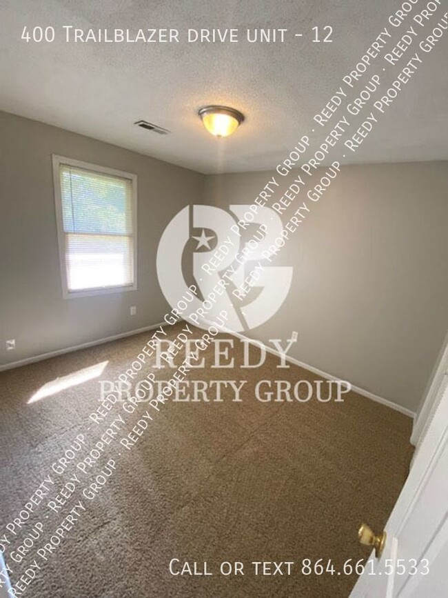 Building Photo - Large 2 Bedroom 1.5 Bath apartment by the ...