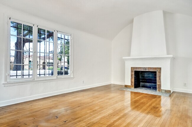 Sala de estar - 815 N Curson Ave