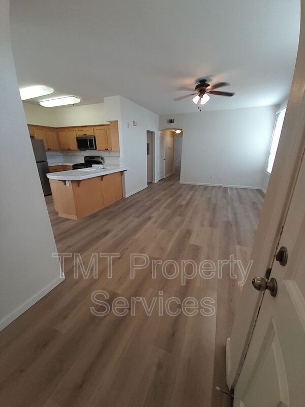 Foto del edificio - 310 E McCoy Ln
