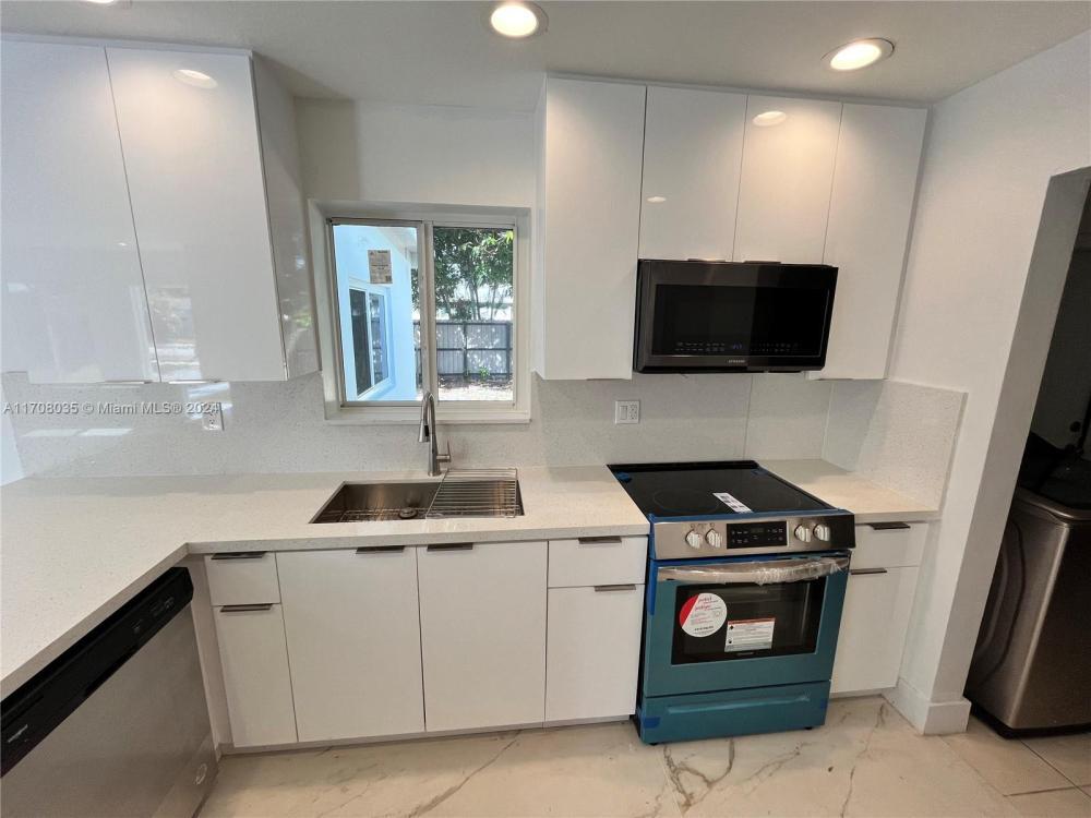 Foto principal - 3 bedroom in Miami Gardens FL 33169