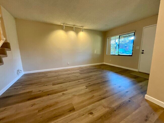 Building Photo - 1072 Townhouse Dr