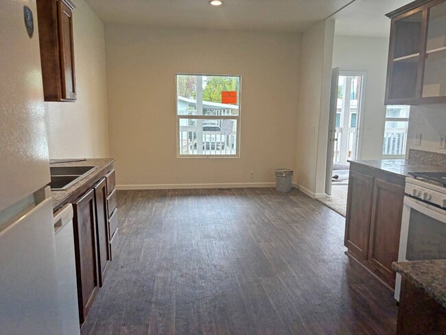 Foto del edificio - 220 S Elk St