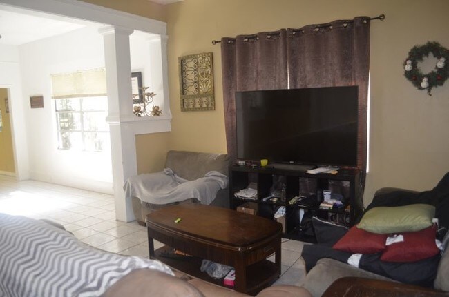 Foto del edificio - 3807 N Tampa St