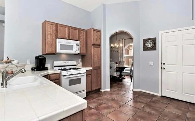 Building Photo - 9830 Valencia Dr