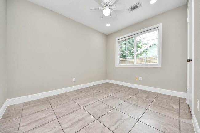 Building Photo - 5039 E Pagewick Dr