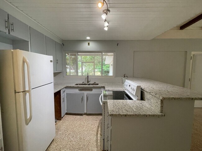 Foto del edificio - 6346 Beechwood Ave