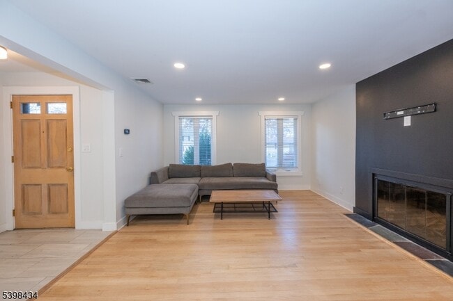 Foto del edificio - 7 Oak Tree Ln