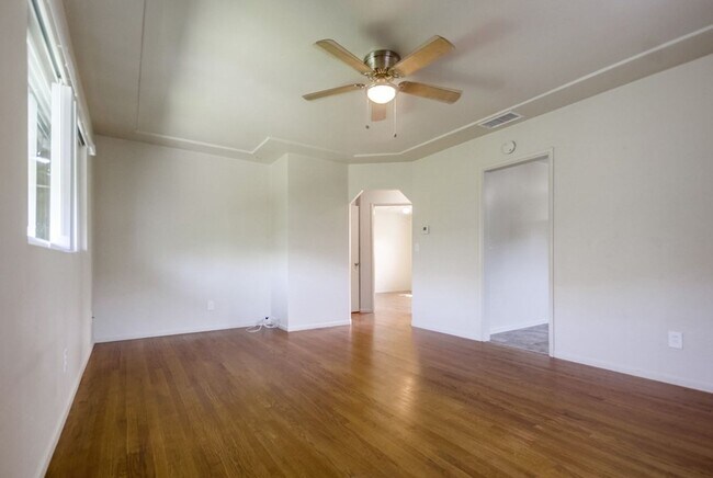 Building Photo - 2 bedroom, 1 bath home located in the Coll...