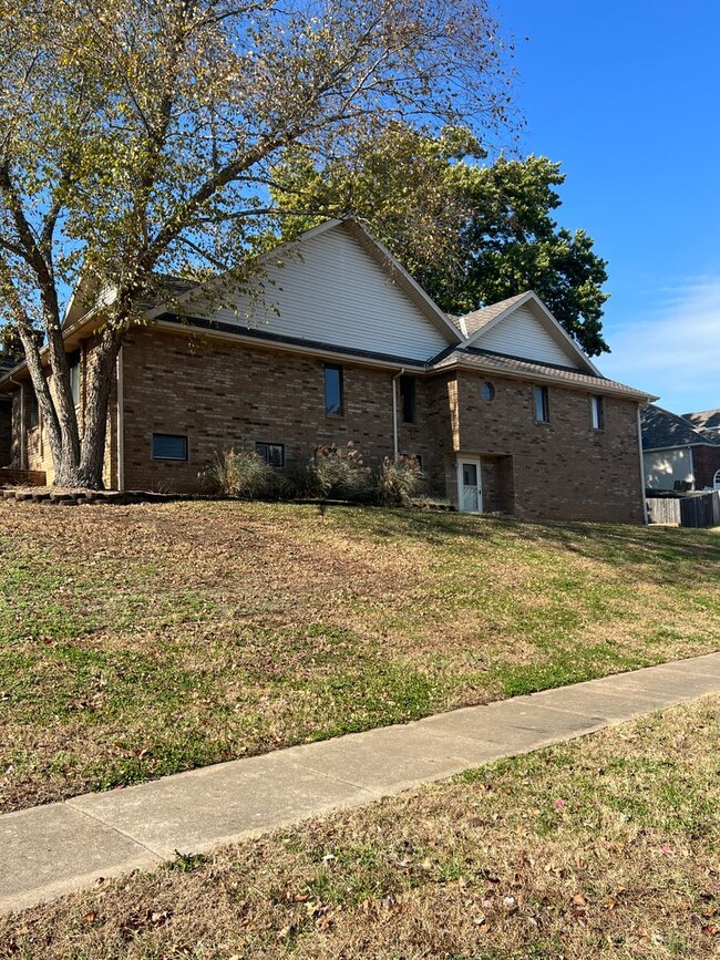 Foto del edificio - 5 bedroom/3 bath w/mother in law style qua...