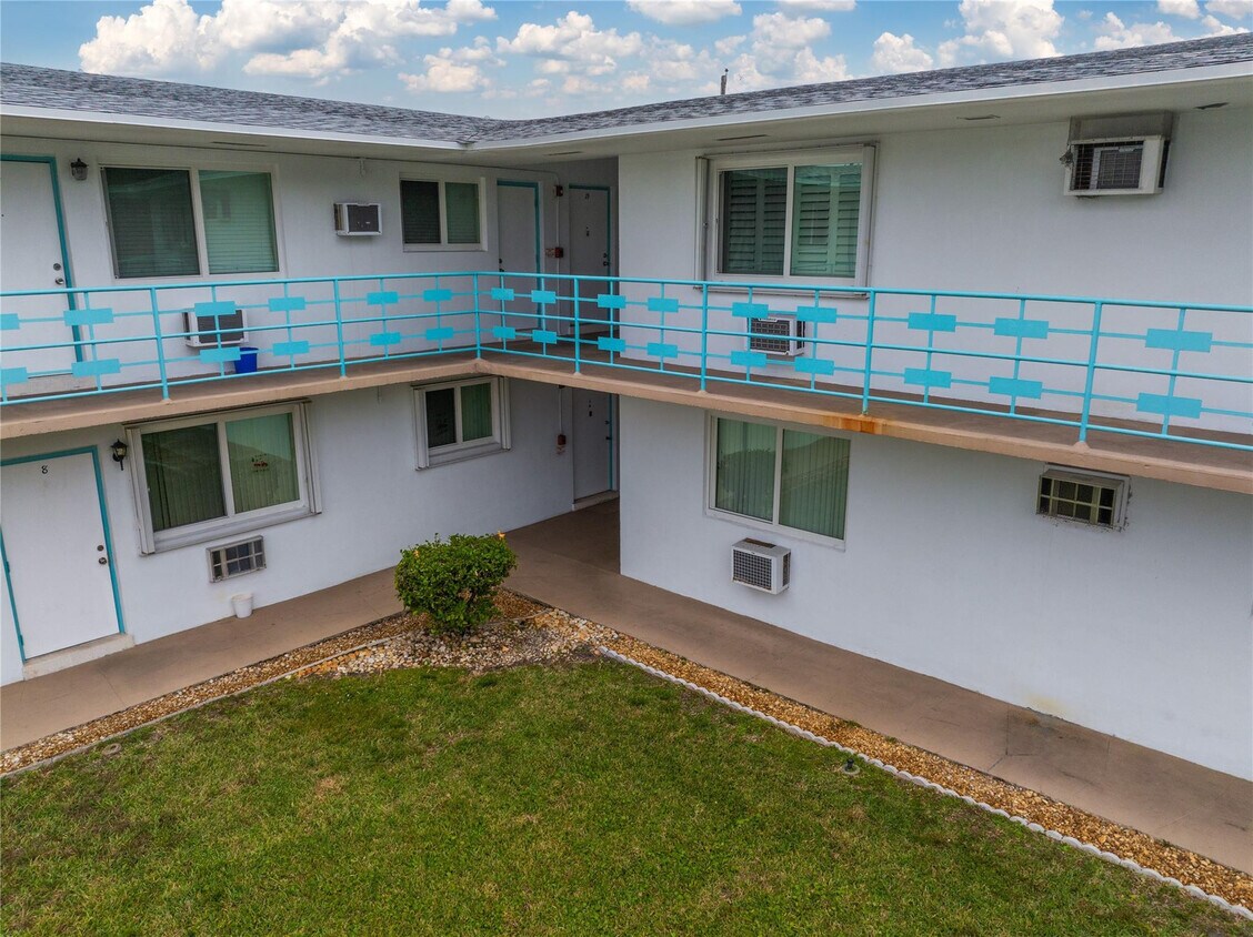 Foto principal - 3525 Tyler St