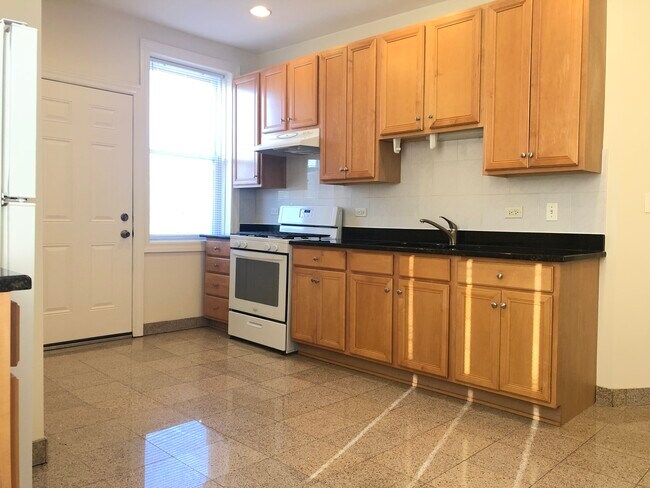 Building Photo - 4654 N Avers Ave