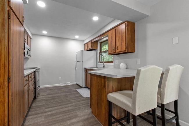 Building Photo - 3124 N Bluemound Dr