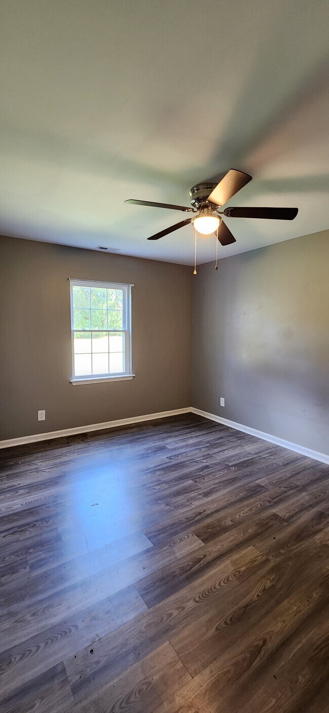 Building Photo - 608 Miller Ave