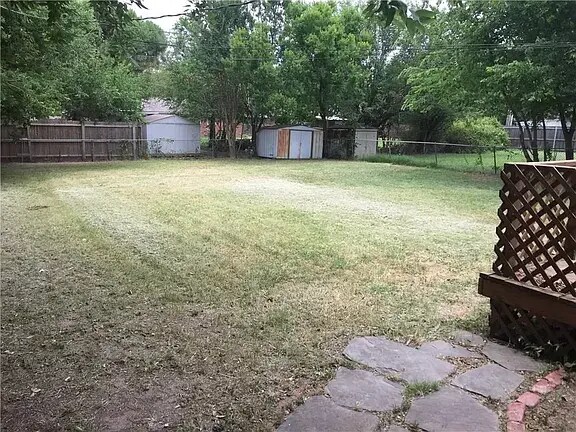 Vista del patio trasero desde la terraza de gran tamaño - 209 W Haddock St
