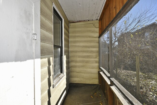 Building Photo - 208 Pattison St