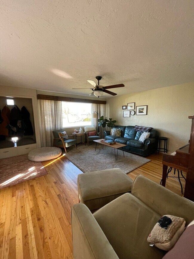 Building Photo - CHARMING HOME IN GREAT LOCATION!