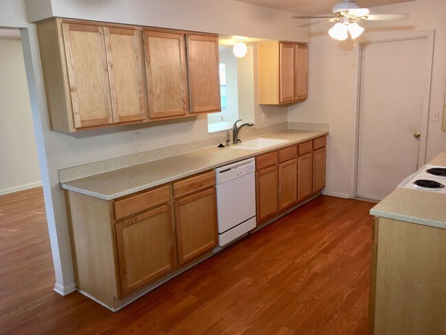 Building Photo - Spacious 3/2 with fenced yard