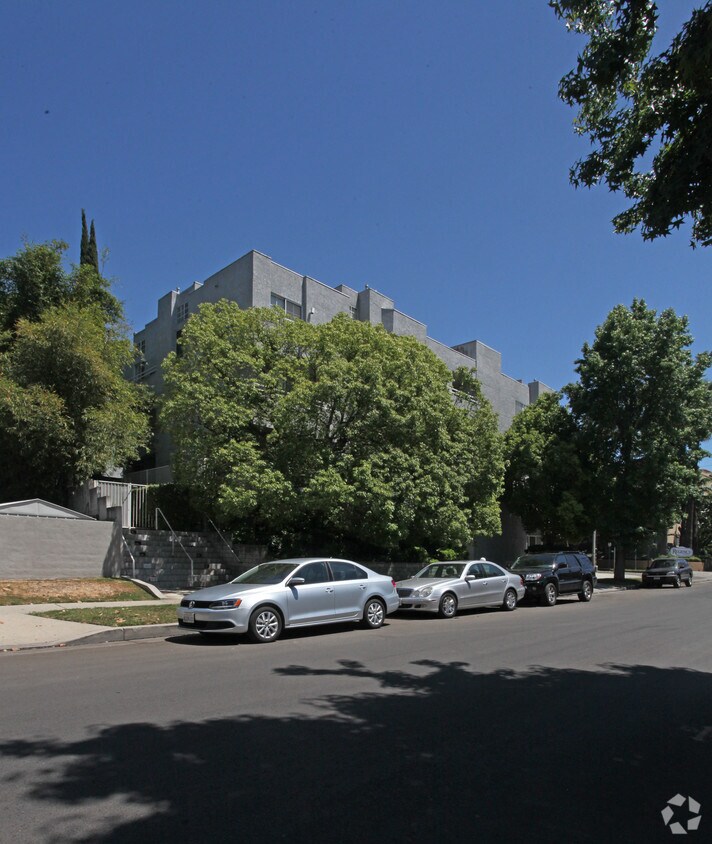 Primary Photo - Roxbury Apartments