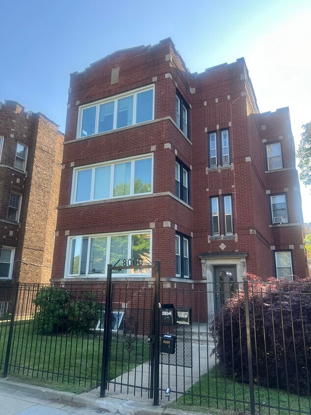 Foto principal - 8000 S Champlain Ave
