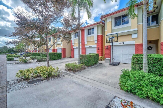 Foto del edificio - 4923 SW 66th Terrace
