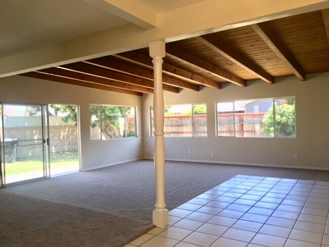 Building Photo - 4 Bed 2 Bath Home with Family Room