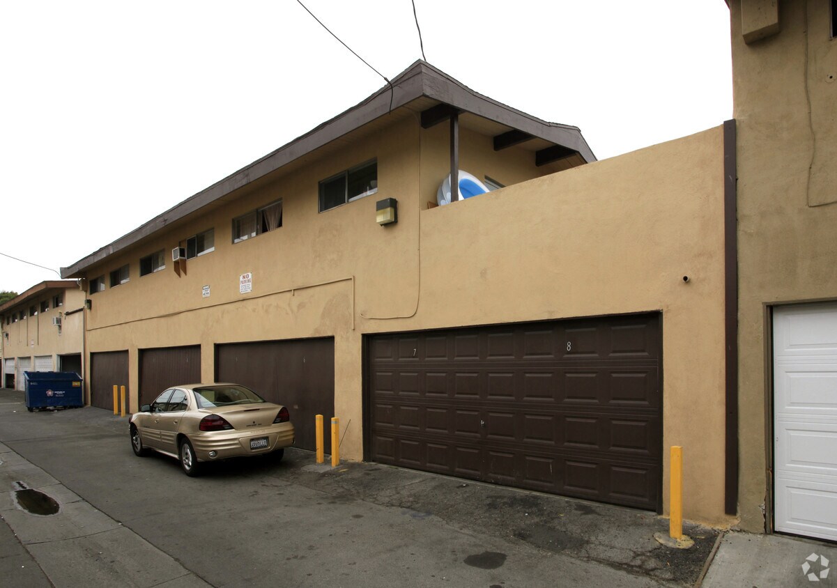 Building Photo - 324 E Wakefield Ave