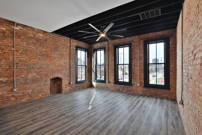 Building Photo - 360 S Washington Ave