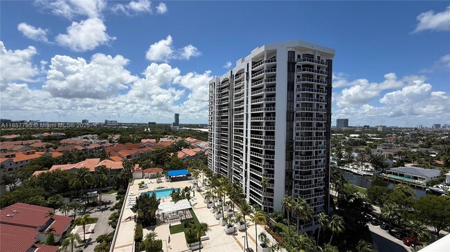 Foto del edificio - 3610 Yacht Club Dr