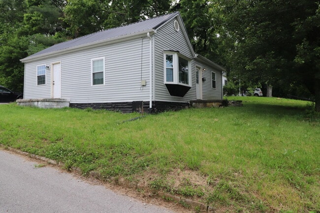 Building Photo - 114 E Brown St