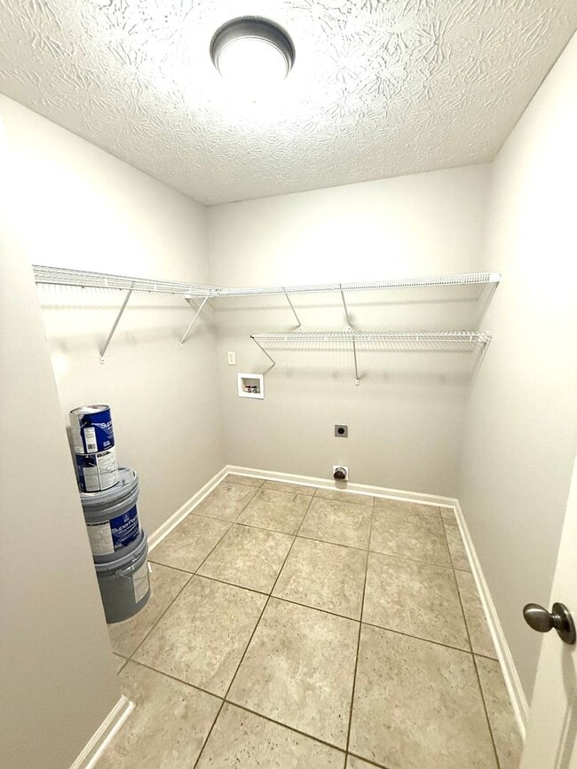 Building Photo - ** 3 Bed 2 Bath located in Ryan Ridge ** Call 334-366-9198 to schedule a self tour