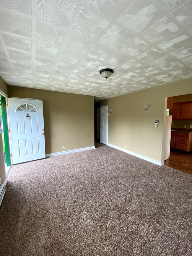 Building Photo - Two Bedroom Home with Fenced Yard In Lents...