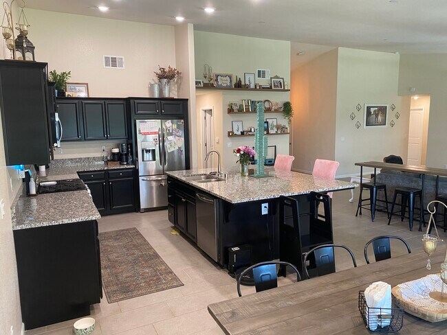 Foto del edificio - 2299 W Heather Ln